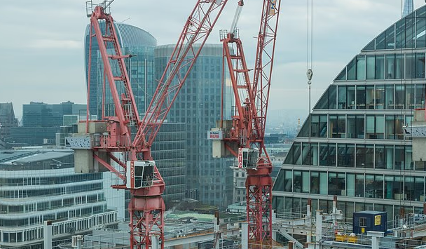 平衡綠能與在地產業：英國營建巨頭以「雙軌脫碳」推動綠色鋼鐵轉型
